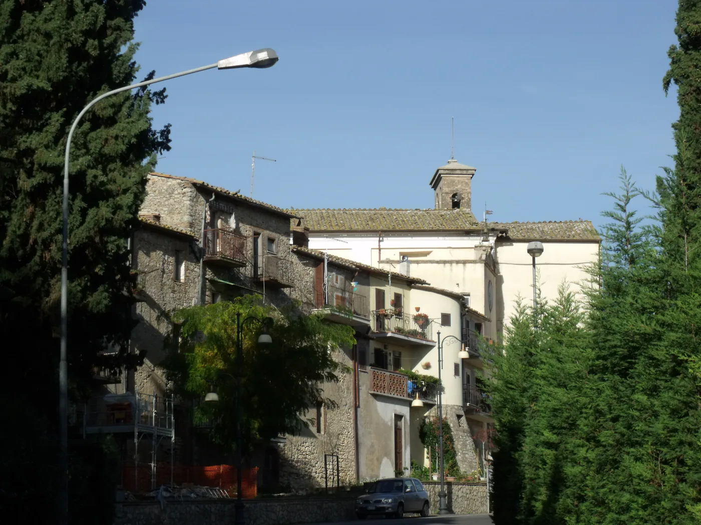Le case di Penna in Teverina sopra il versante alberato.