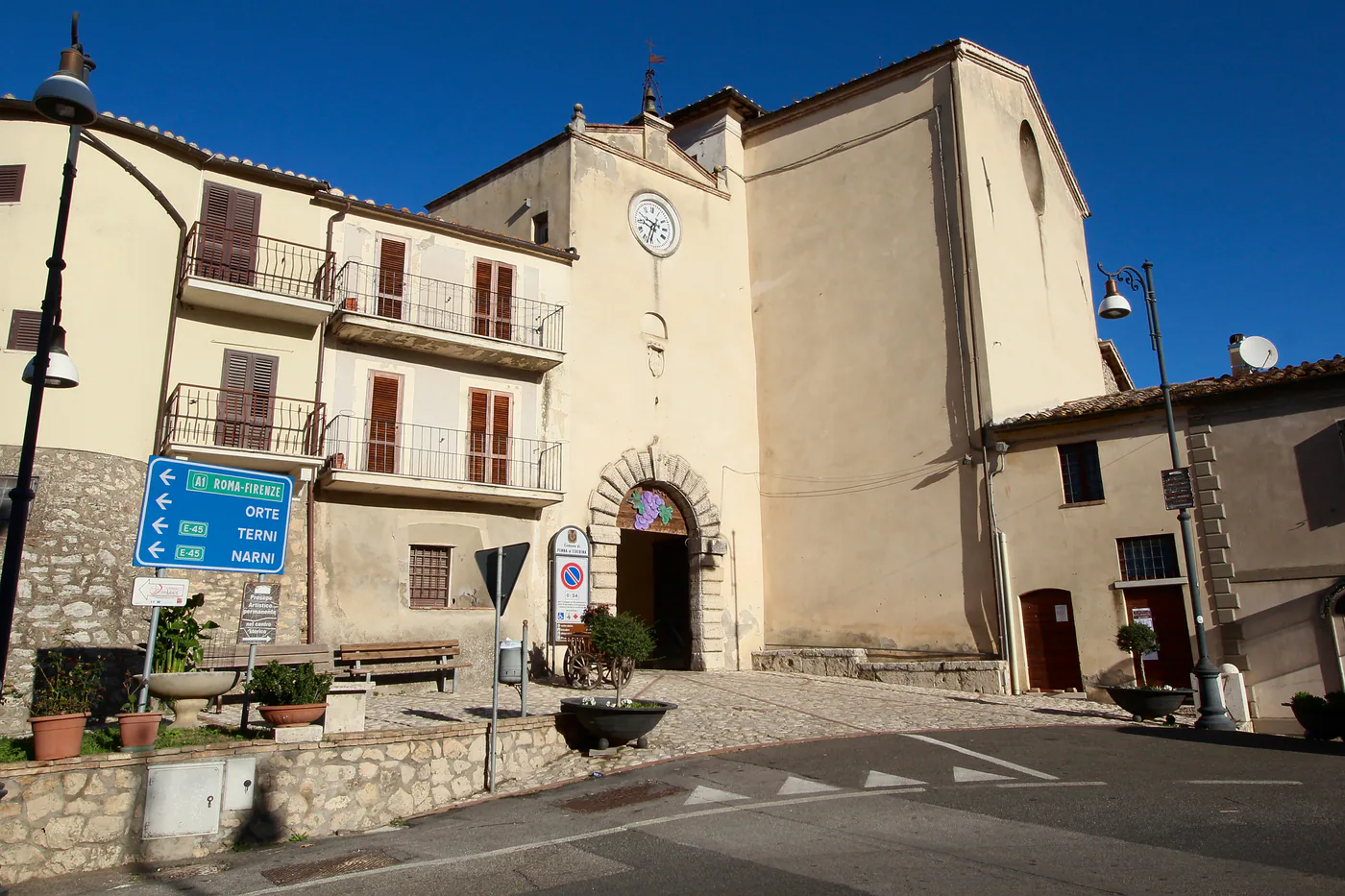 La Porta Civica e la piazza al sole nel borgo di Penna in Teverina