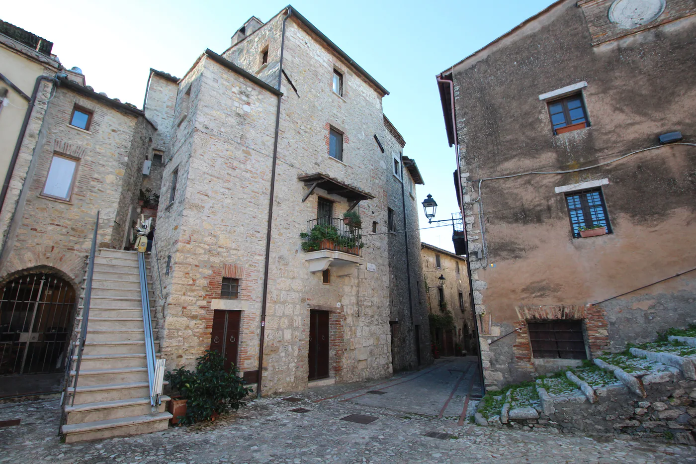 Via Castellana tra le case del borgo di Penna in Teverina.