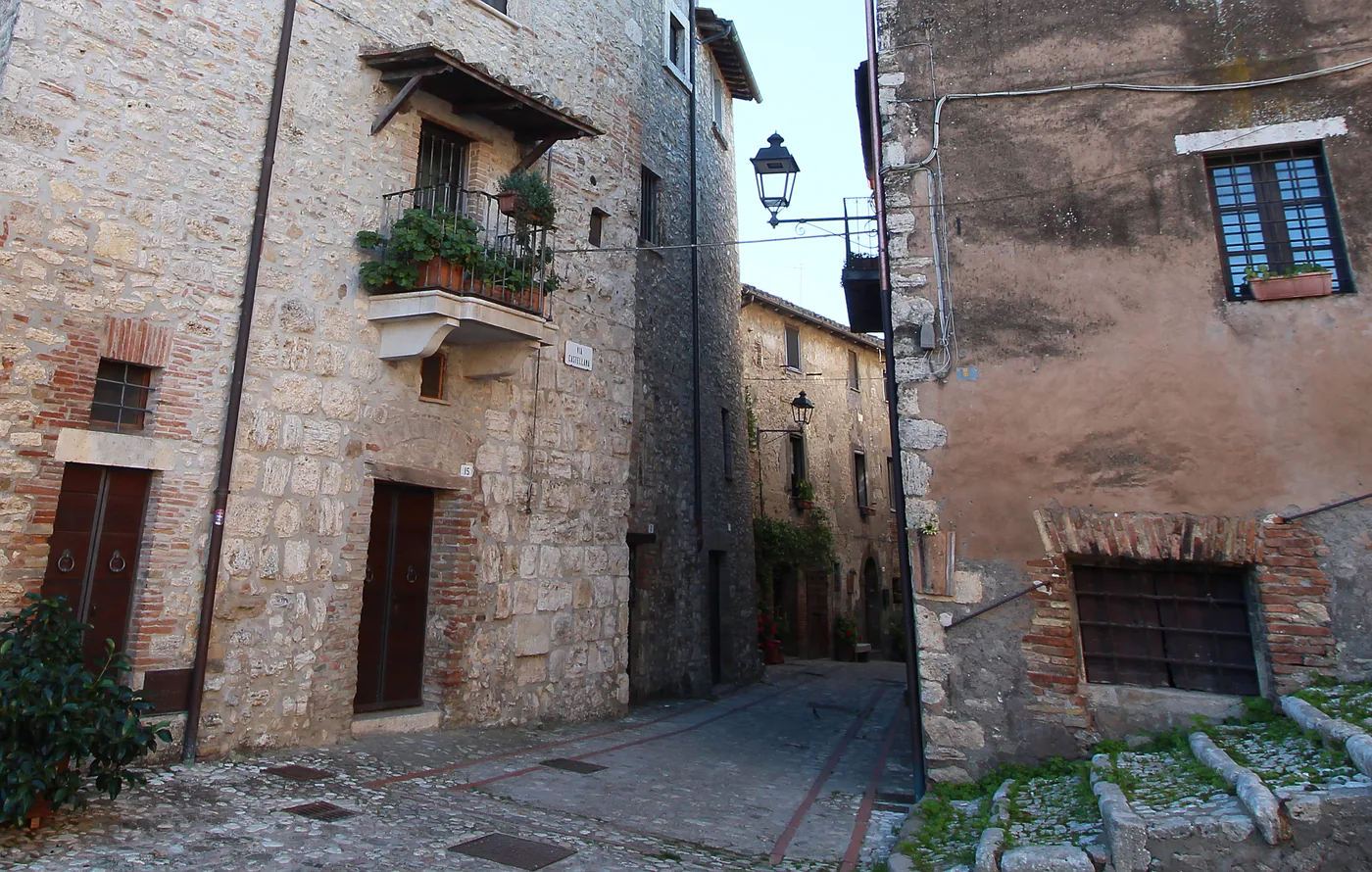 Un vicolo in pietra tra le case del centro storico di Penna in Teverina