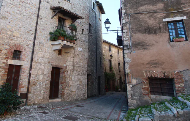 Un altro scorcio di Via Castellana a Penna in Teverina.